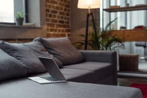 laptop på flot grå sofa